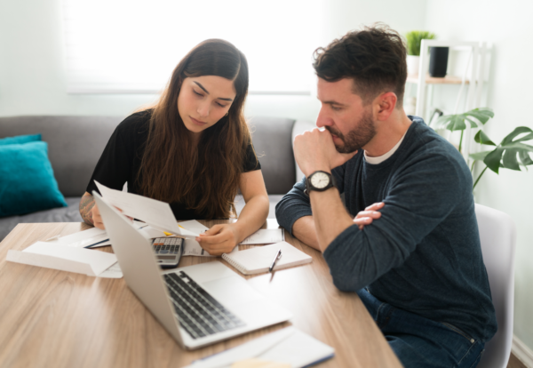 Pareja preparando sus taxes y revisando su estado civil