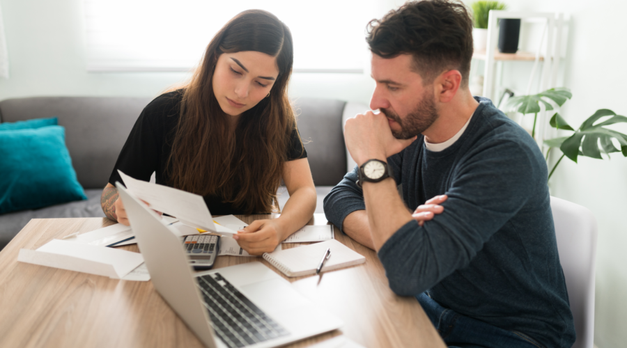 Pareja preparando sus taxes y revisando su estado civil