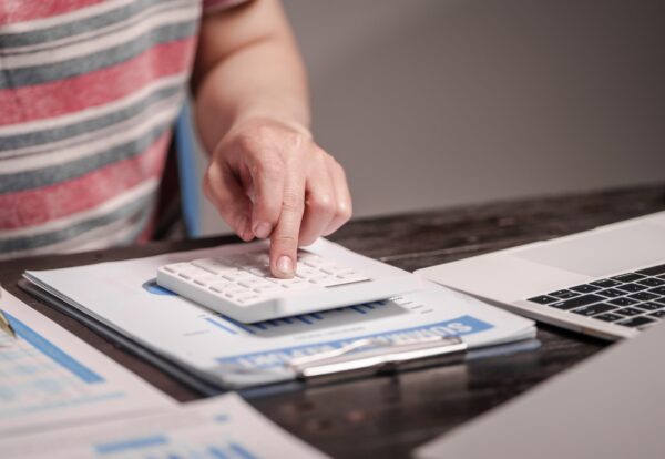 Persona calculando sus taxes