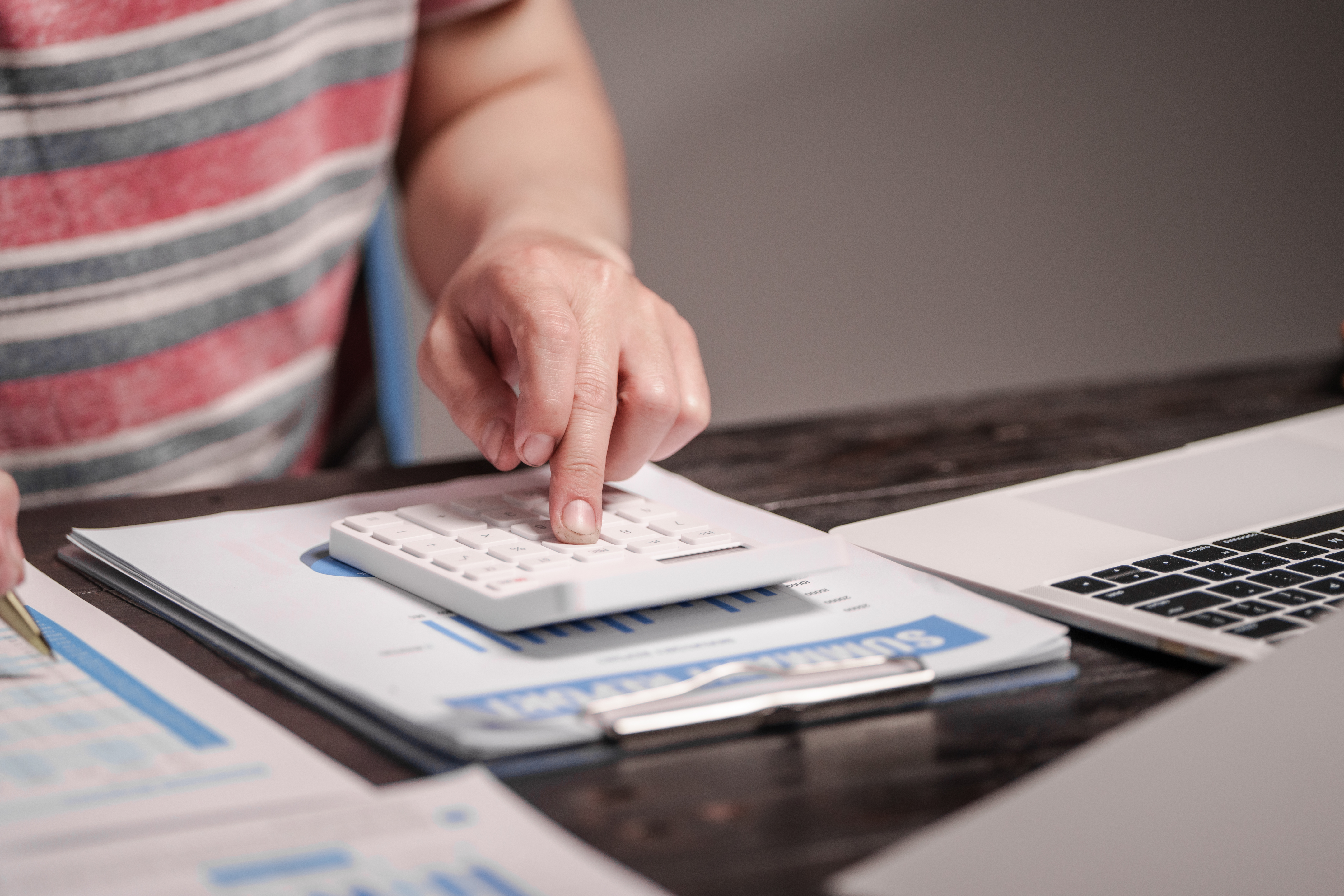 Persona calculando sus taxes